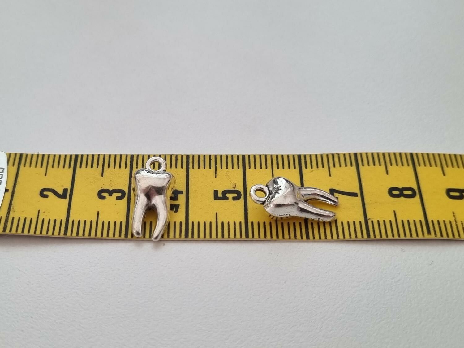2 st tänder, tandberlocker / charms för smyckestillverkning (silverfärgade)