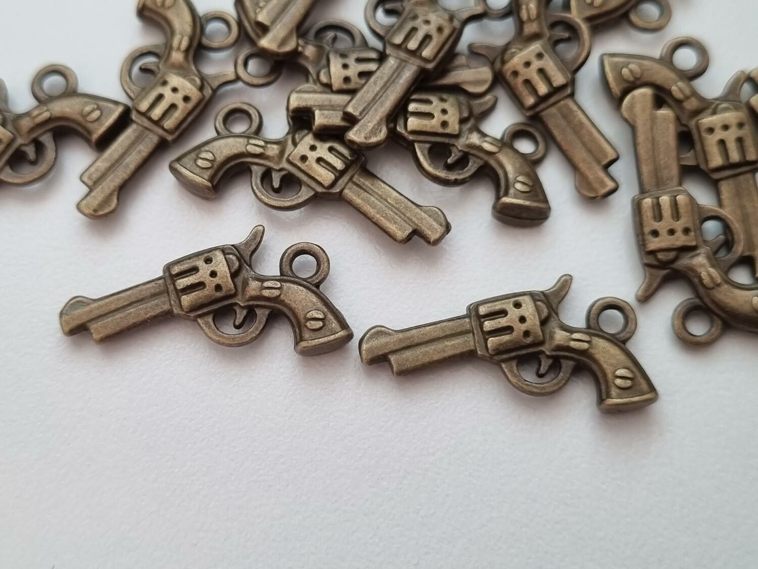 2 st pistoler, berlocker / charms för smyckestillverkning (bronsfärgade)
