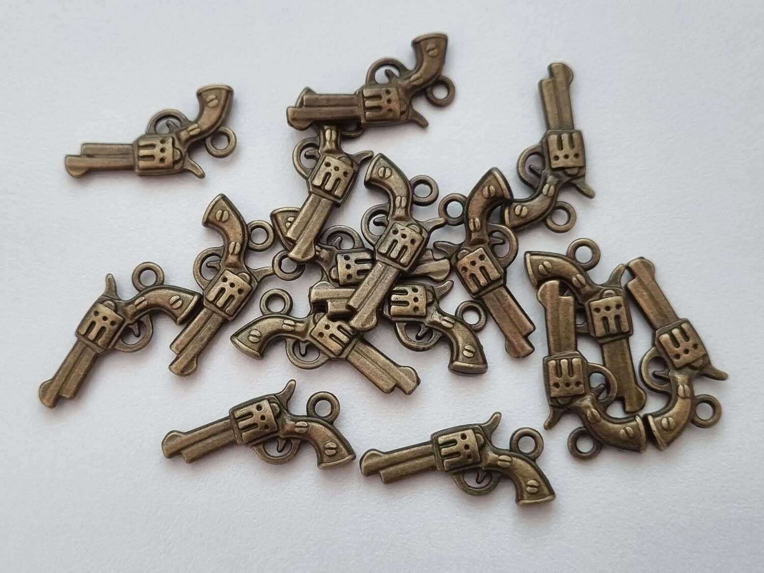 2 st pistoler, berlocker / charms för smyckestillverkning (bronsfärgade)