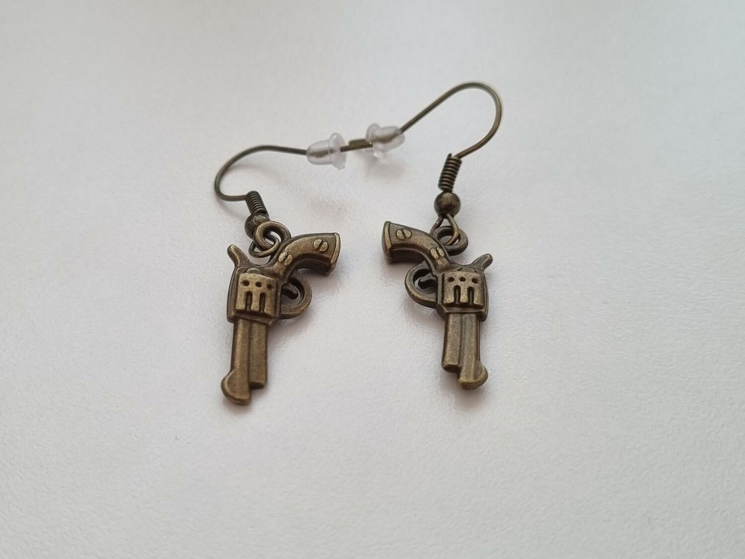 Ett par örhängen, Pistoler, pistolberlocker (bronsfärgade)