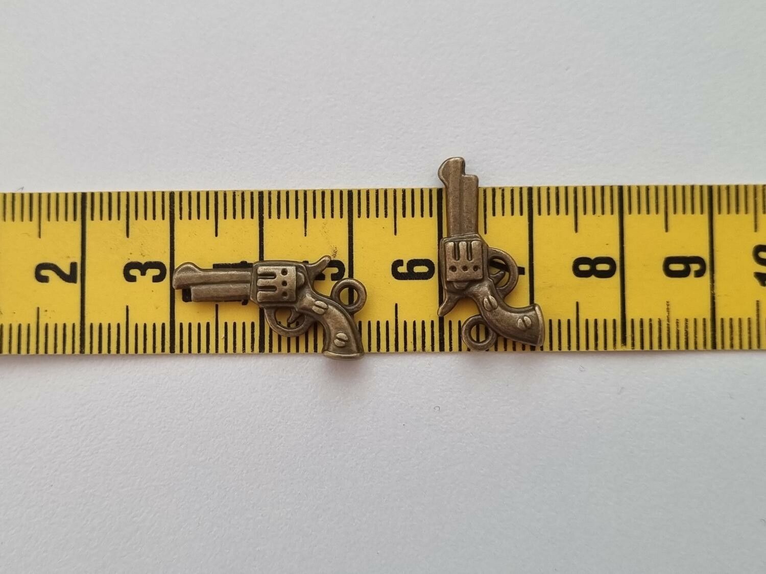 2 st pistoler, berlocker / charms för smyckestillverkning (bronsfärgade)