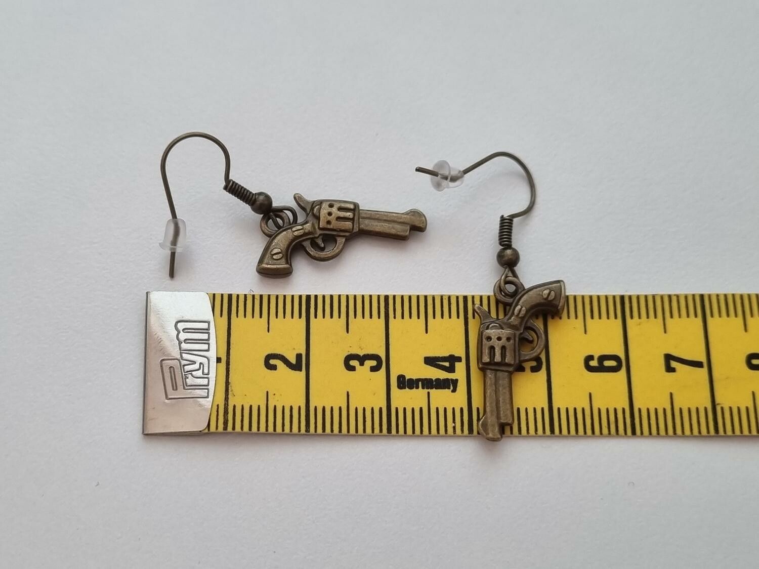 Ett par örhängen, Pistoler, pistolberlocker (bronsfärgade)