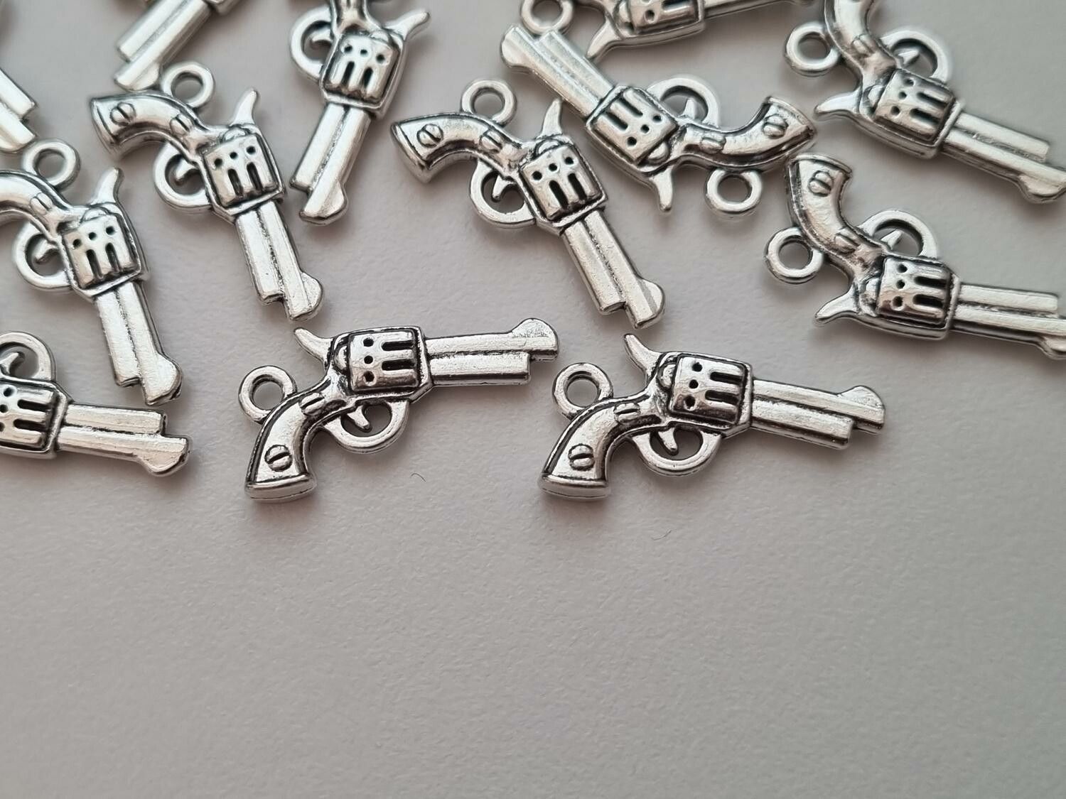 2 st pistoler, berlocker / charms för smyckestillverkning (silverfärgade)
