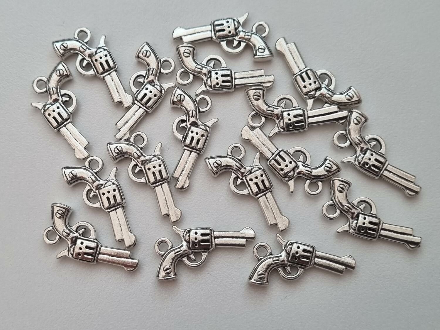 2 st pistoler, berlocker / charms för smyckestillverkning (silverfärgade)