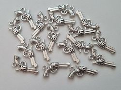 2 st pistoler, berlocker / charms för smyckestillverkning (silverfärgade)
