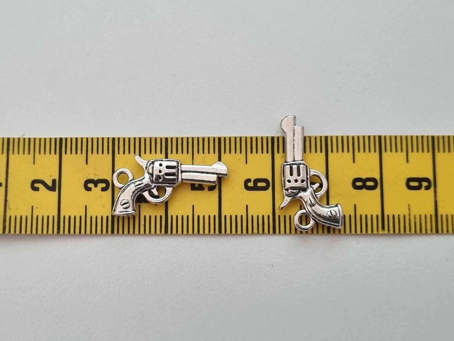 2 st pistoler, berlocker / charms för smyckestillverkning (silverfärgade)
