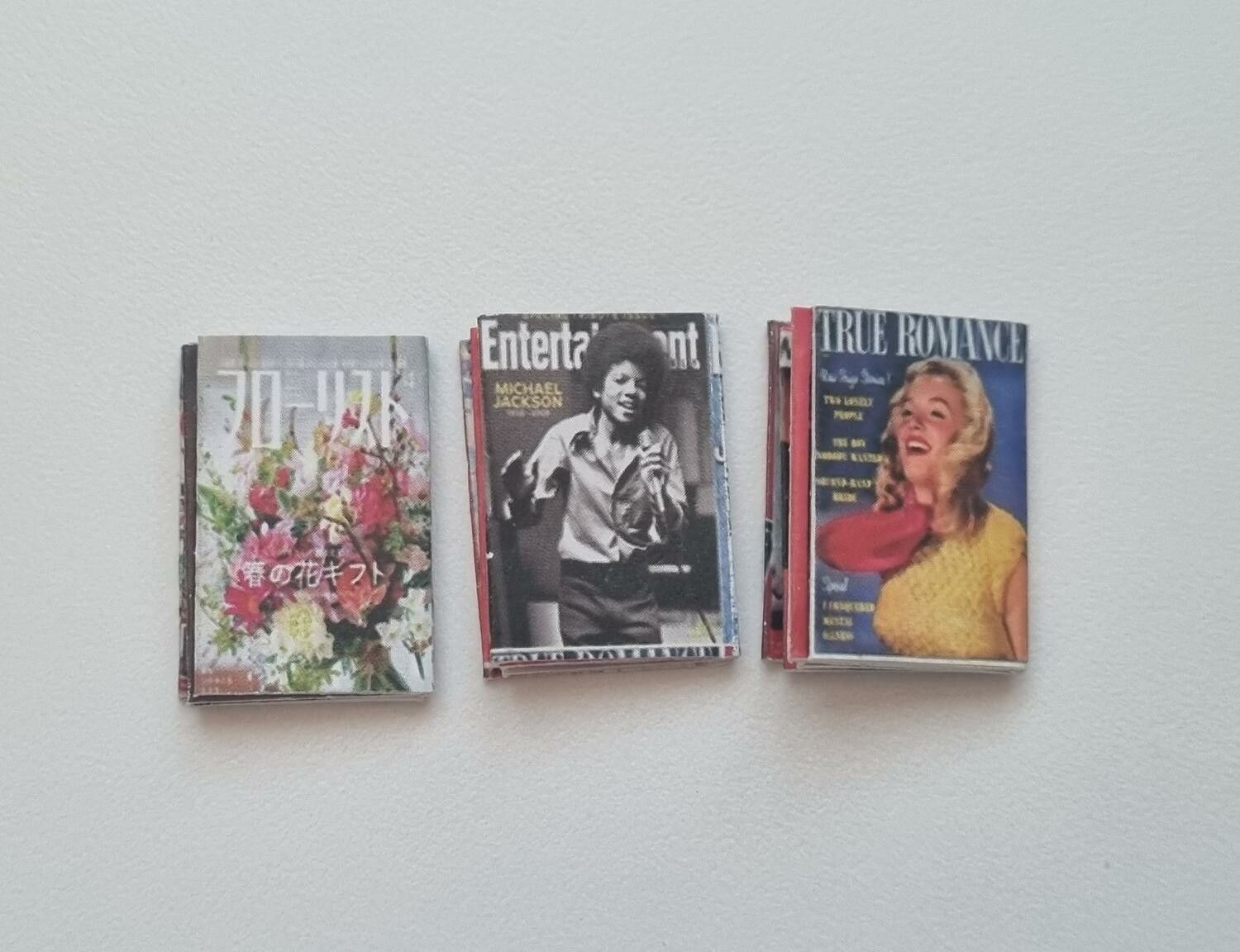 3 st retrotidningar, miniatyrböcker, minibok till dockskåp dockhus