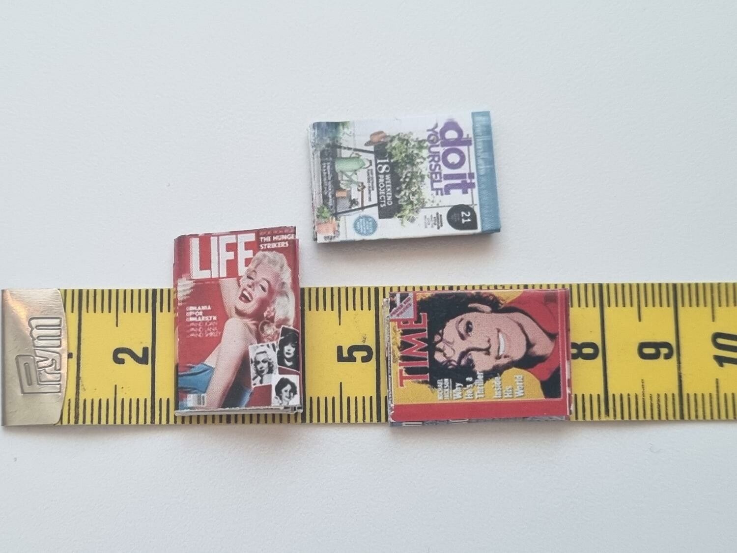 3 st retrotidningar, miniatyrböcker, minibok till dockskåp dockhus