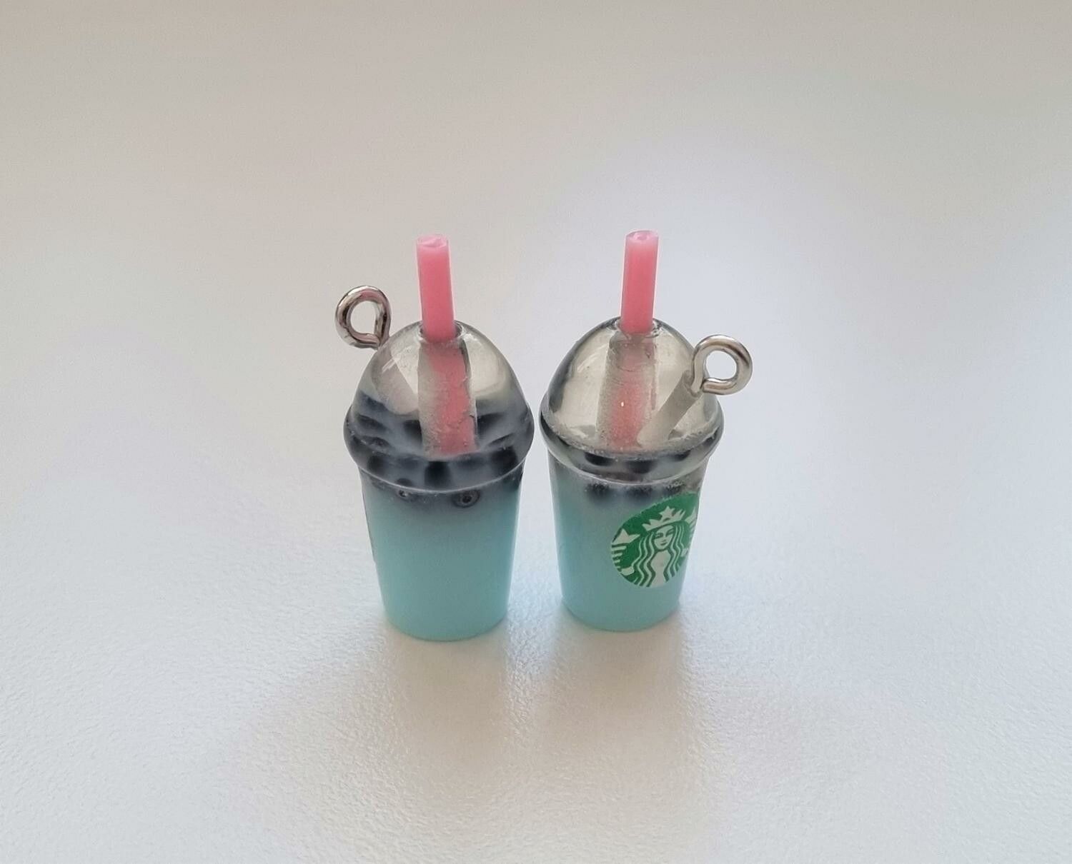 2 st iskaffe, frappucino, drinkar - Miniatyrer för dockhus, tittskåp