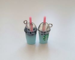 2 st iskaffe, frappucino, drinkar - Miniatyrer för dockhus, tittskåp
