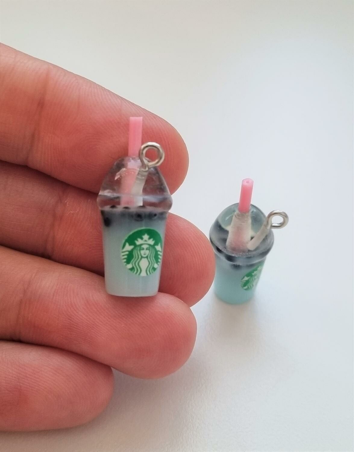 2 st iskaffe, frappucino, drinkar - Miniatyrer för dockhus, tittskåp