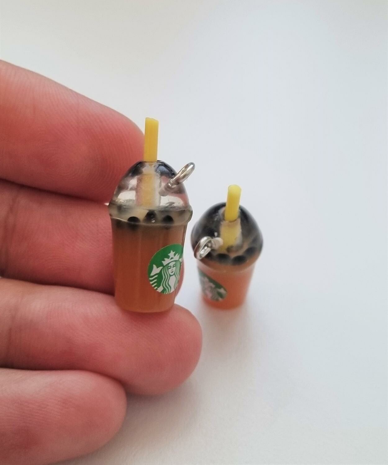 2 st iskaffe, frappucino, drinkar - Miniatyrer för dockhus, tittskåp