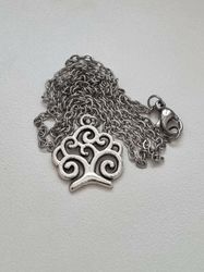 Halsband med ett träd, trädberlock (45 cm långt halsband)
