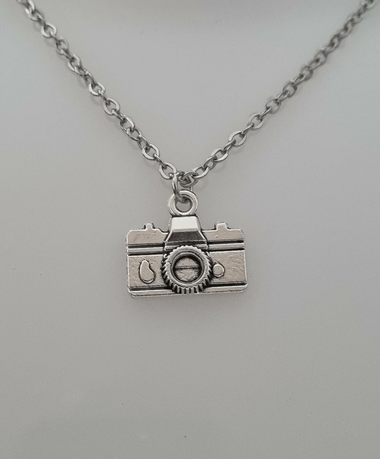 Halsband med en silverfärgad kamera (45 cm långt halsband)