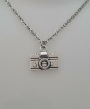 Halsband med en silverfärgad kamera (45 cm långt halsband)