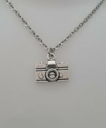 Halsband med en silverfärgad kamera (45 cm långt halsband)