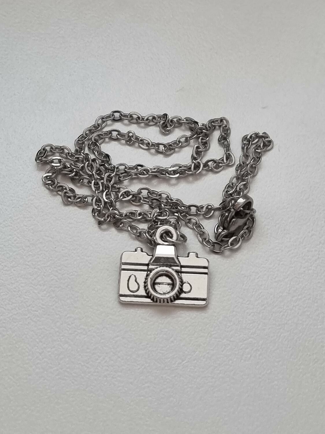 Halsband med en silverfärgad kamera (45 cm långt halsband)