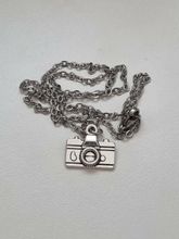 Halsband med en silverfärgad kamera (45 cm långt halsband)