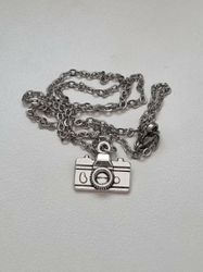 Halsband med en silverfärgad kamera (45 cm långt halsband)