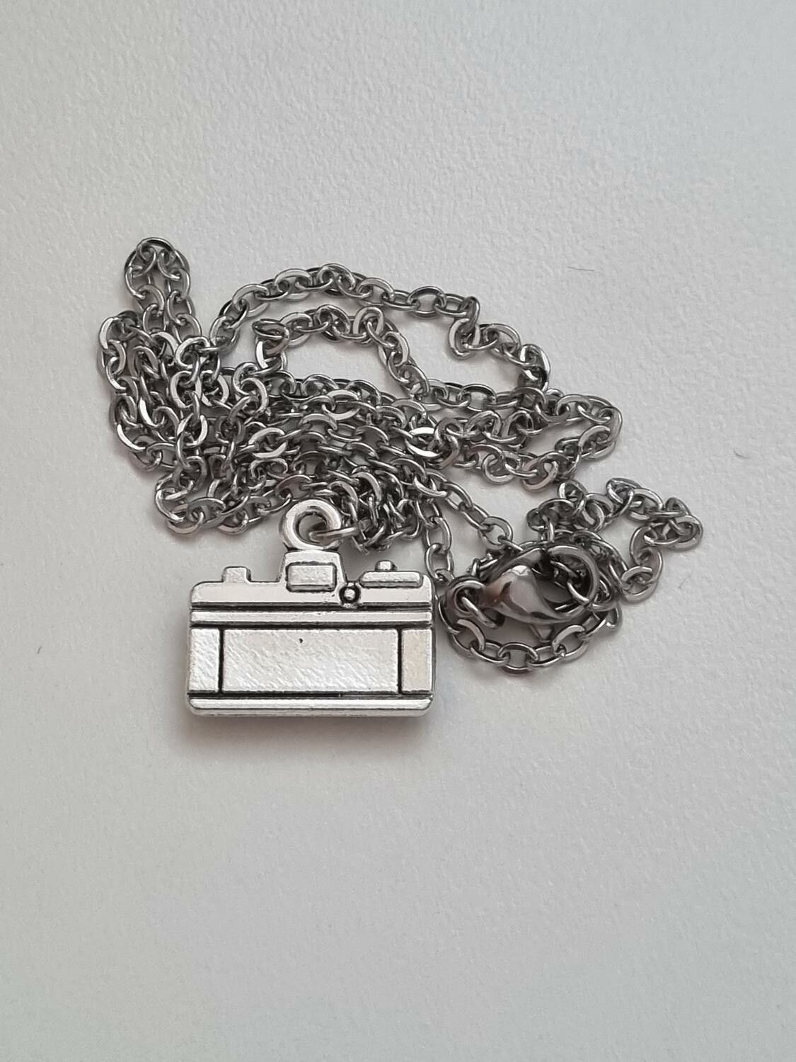 Halsband med en silverfärgad kamera (45 cm långt halsband)
