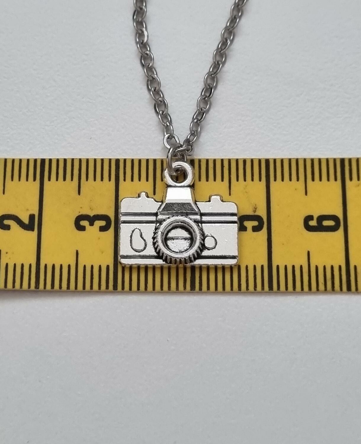 Halsband med en silverfärgad kamera (45 cm långt halsband)
