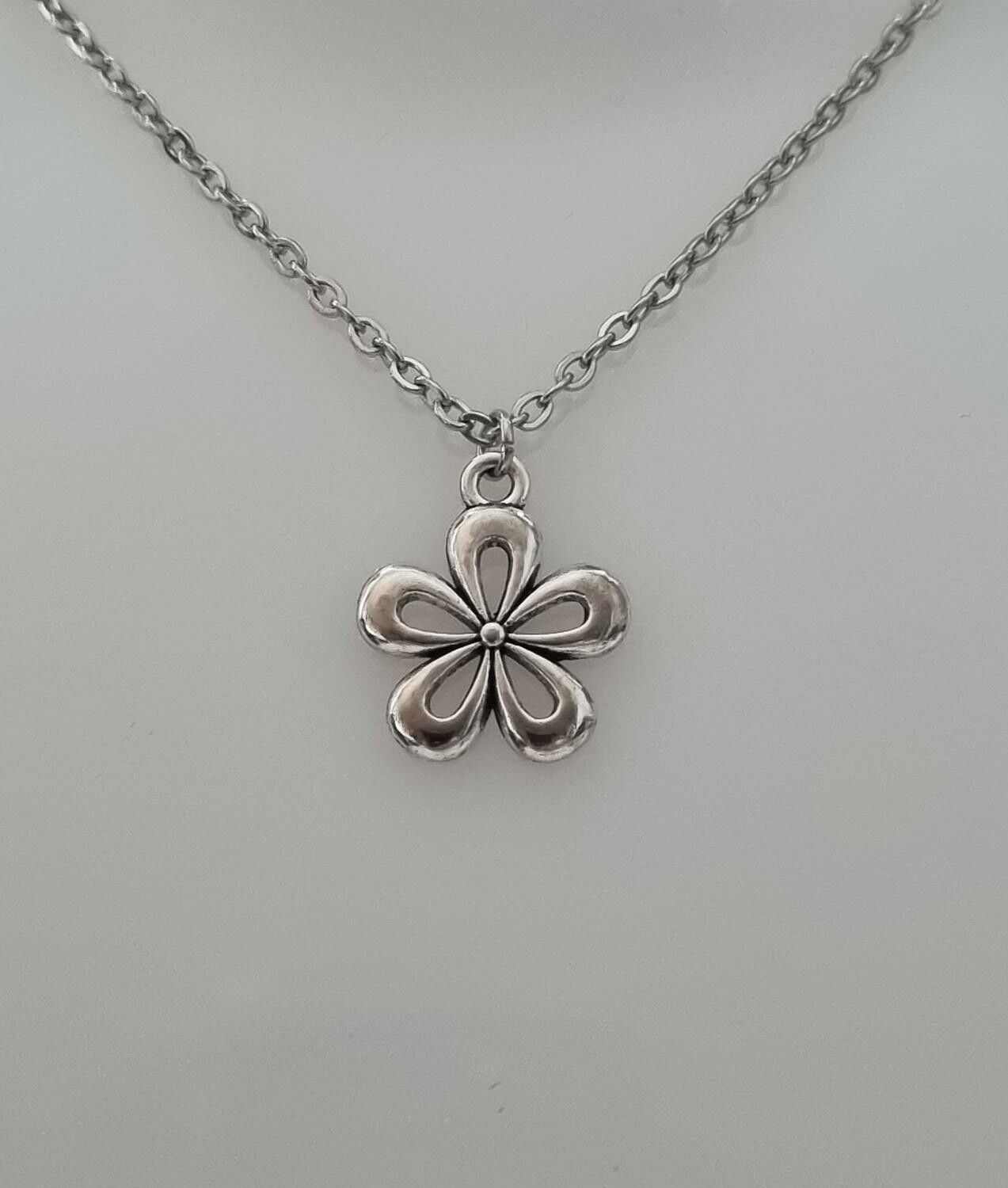 Halsband med en silverfärgad blomma (50 cm långt halsband)
