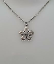 Halsband med en silverfärgad blomma (50 cm långt halsband)