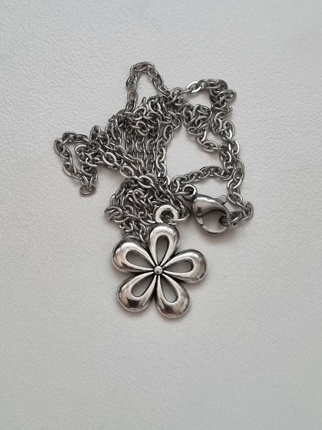 Halsband med en silverfärgad blomma (50 cm långt halsband)