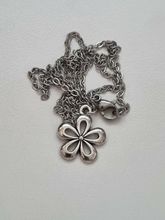 Halsband med en silverfärgad blomma (50 cm långt halsband)