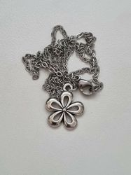 Halsband med en silverfärgad blomma (50 cm långt halsband)