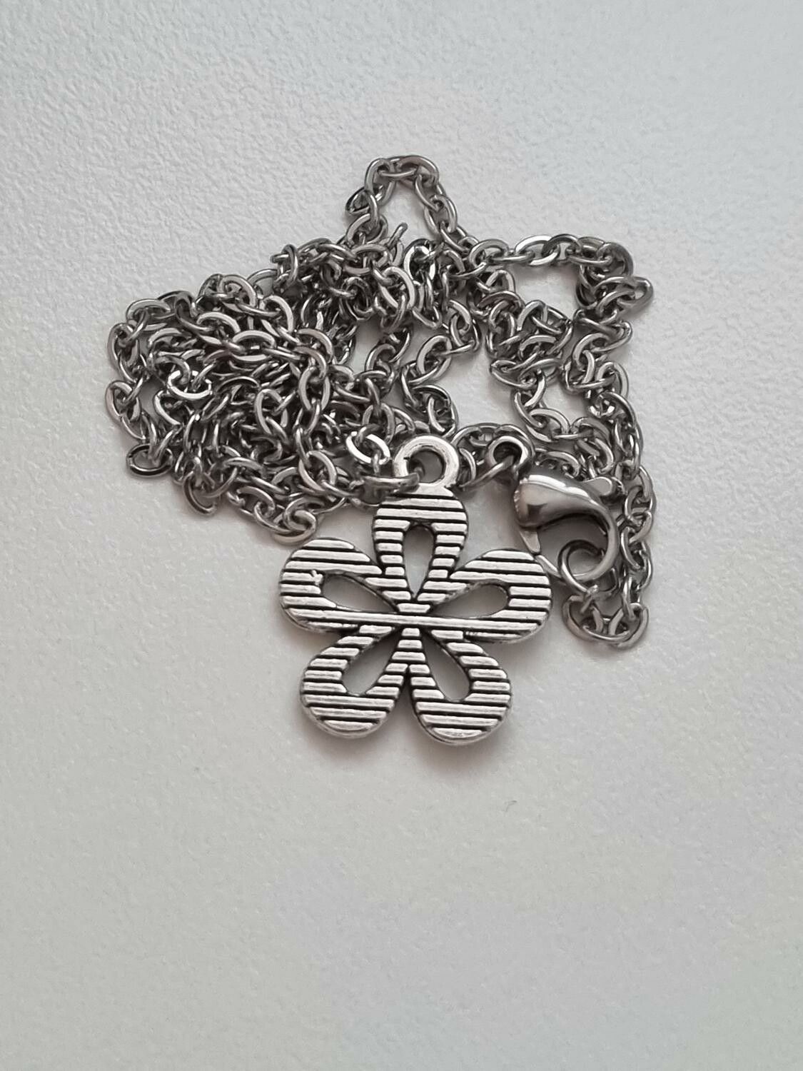 Halsband med en silverfärgad blomma (50 cm långt halsband)