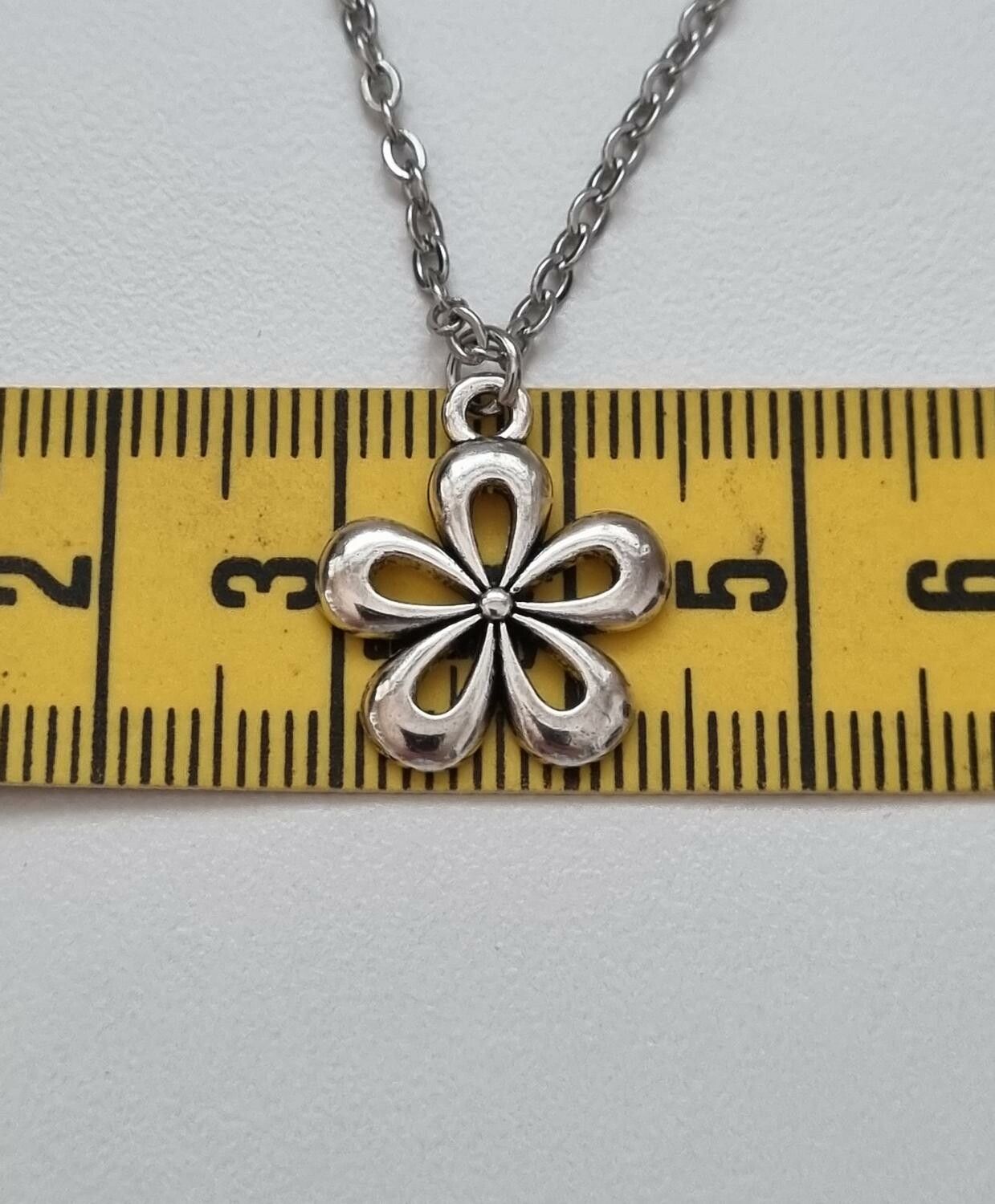 Halsband med en silverfärgad blomma (50 cm långt halsband)
