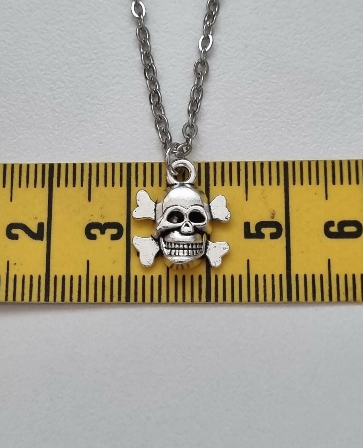 Halsband med dödskalle, dödskalleberlock (45 cm långt halsband)