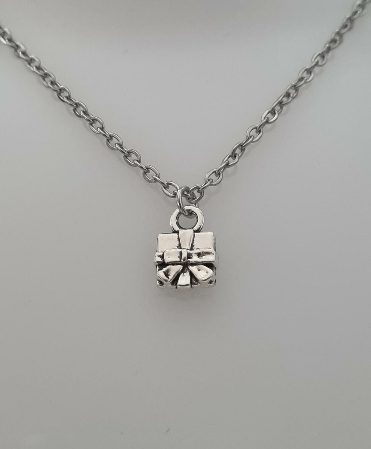 Halsband med ett litet paket (45 cm långt halsband)