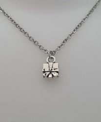 Halsband med ett litet paket (45 cm långt halsband)