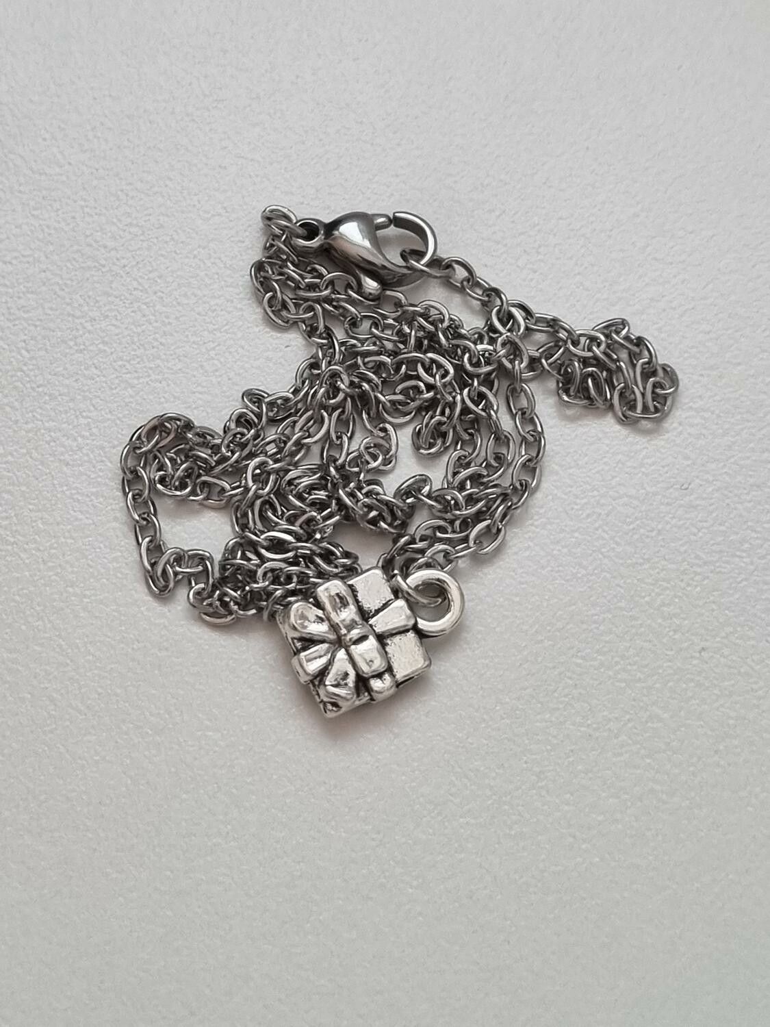 Halsband med ett litet paket (45 cm långt halsband)