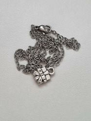 Halsband med ett litet paket (45 cm långt halsband)