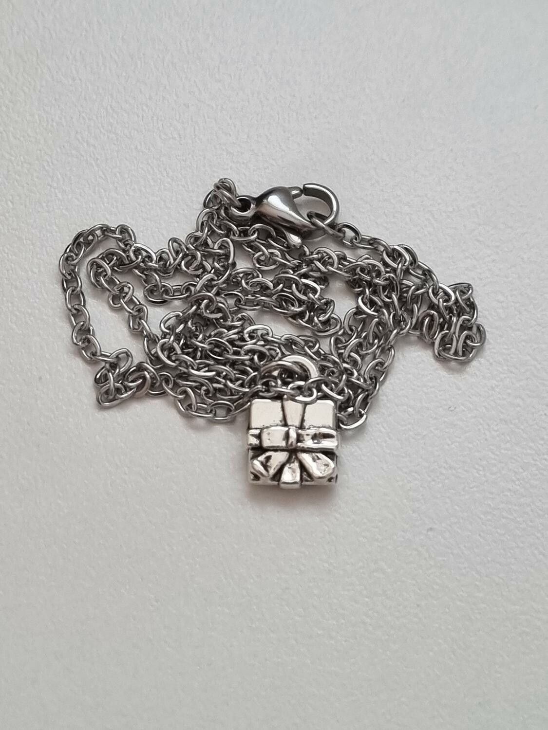 Halsband med ett litet paket (45 cm långt halsband)