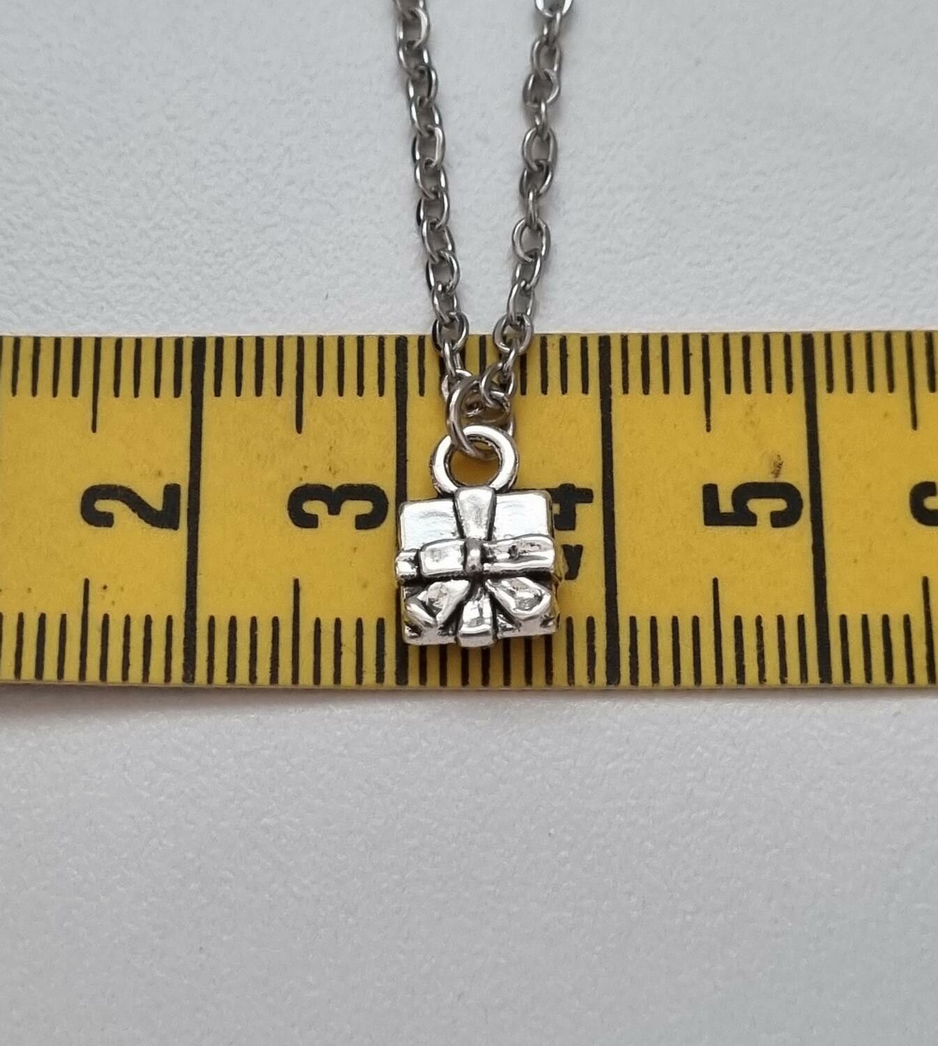 Halsband med ett litet paket (45 cm långt halsband)