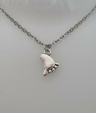 Halsband med en liten fot som berlock (45 cm långt halsband)