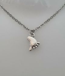 Halsband med en liten fot som berlock (45 cm långt halsband)