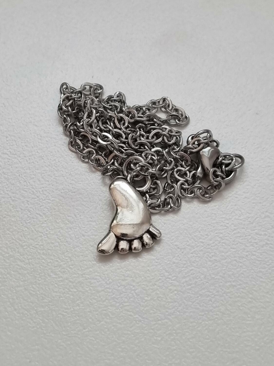 Halsband med en liten fot som berlock (45 cm långt halsband)