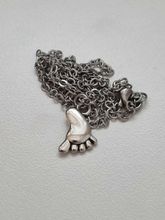 Halsband med en liten fot som berlock (45 cm långt halsband)