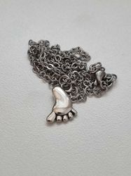 Halsband med en liten fot som berlock (45 cm långt halsband)