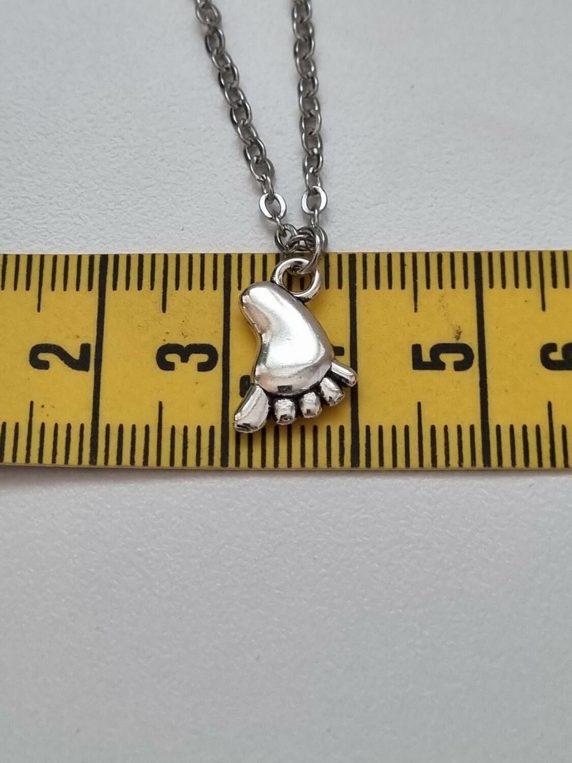 Halsband med en liten fot som berlock (45 cm långt halsband)