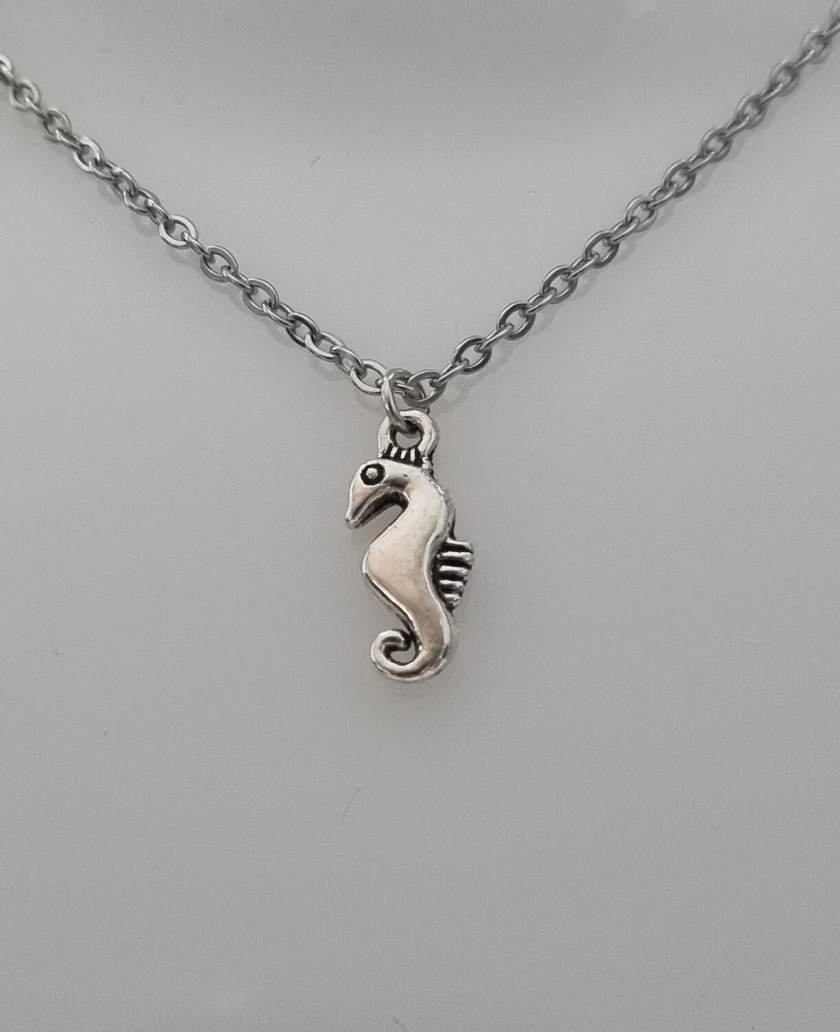Halsband med sjöhästberlock, sjöhäst (45 cm långt halsband)
