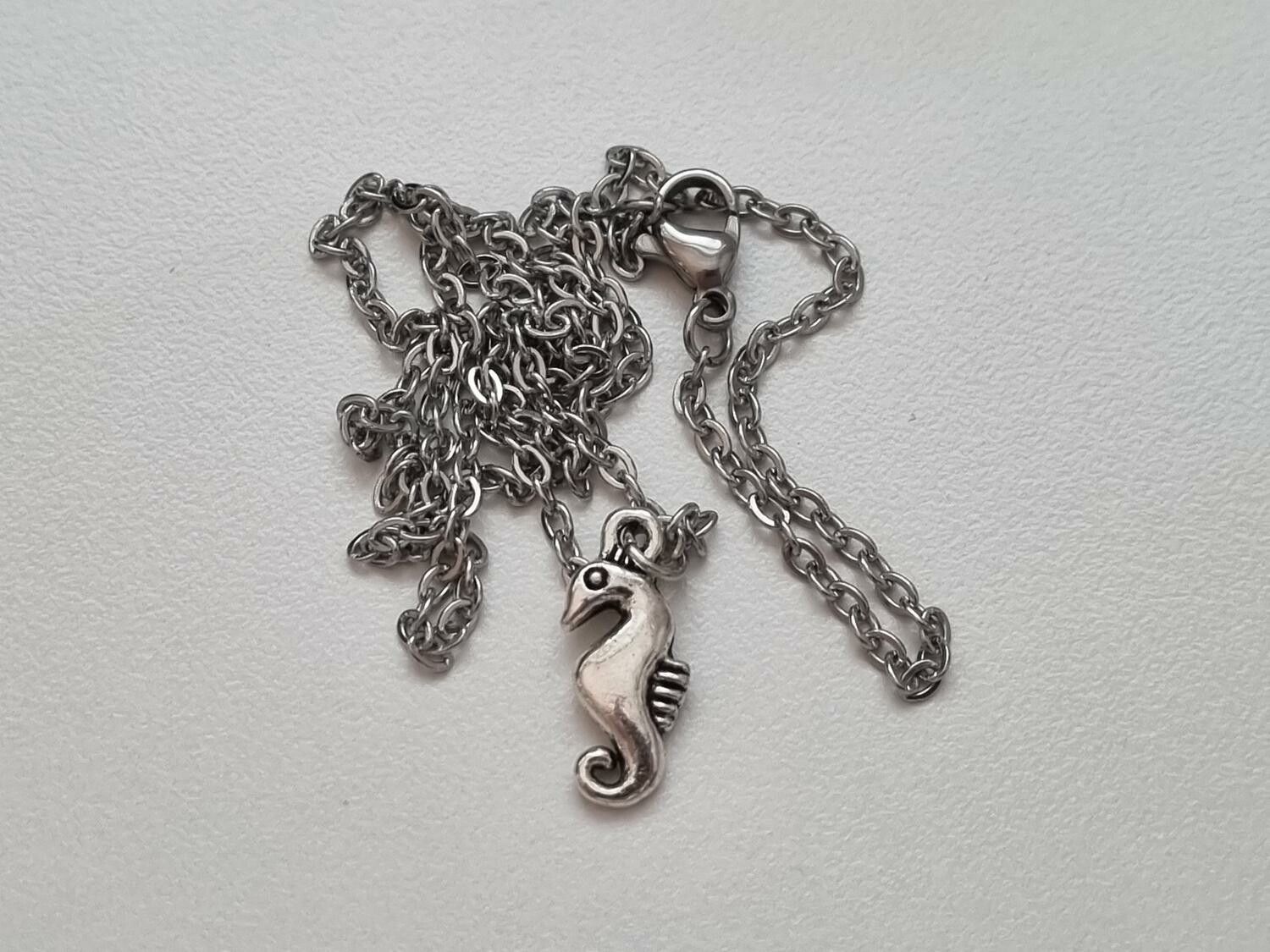 Halsband med sjöhästberlock, sjöhäst (45 cm långt halsband)
