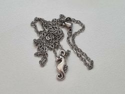 Halsband med sjöhästberlock, sjöhäst (45 cm långt halsband)