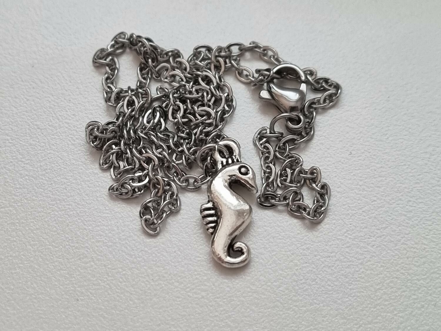 Halsband med sjöhästberlock, sjöhäst (45 cm långt halsband)
