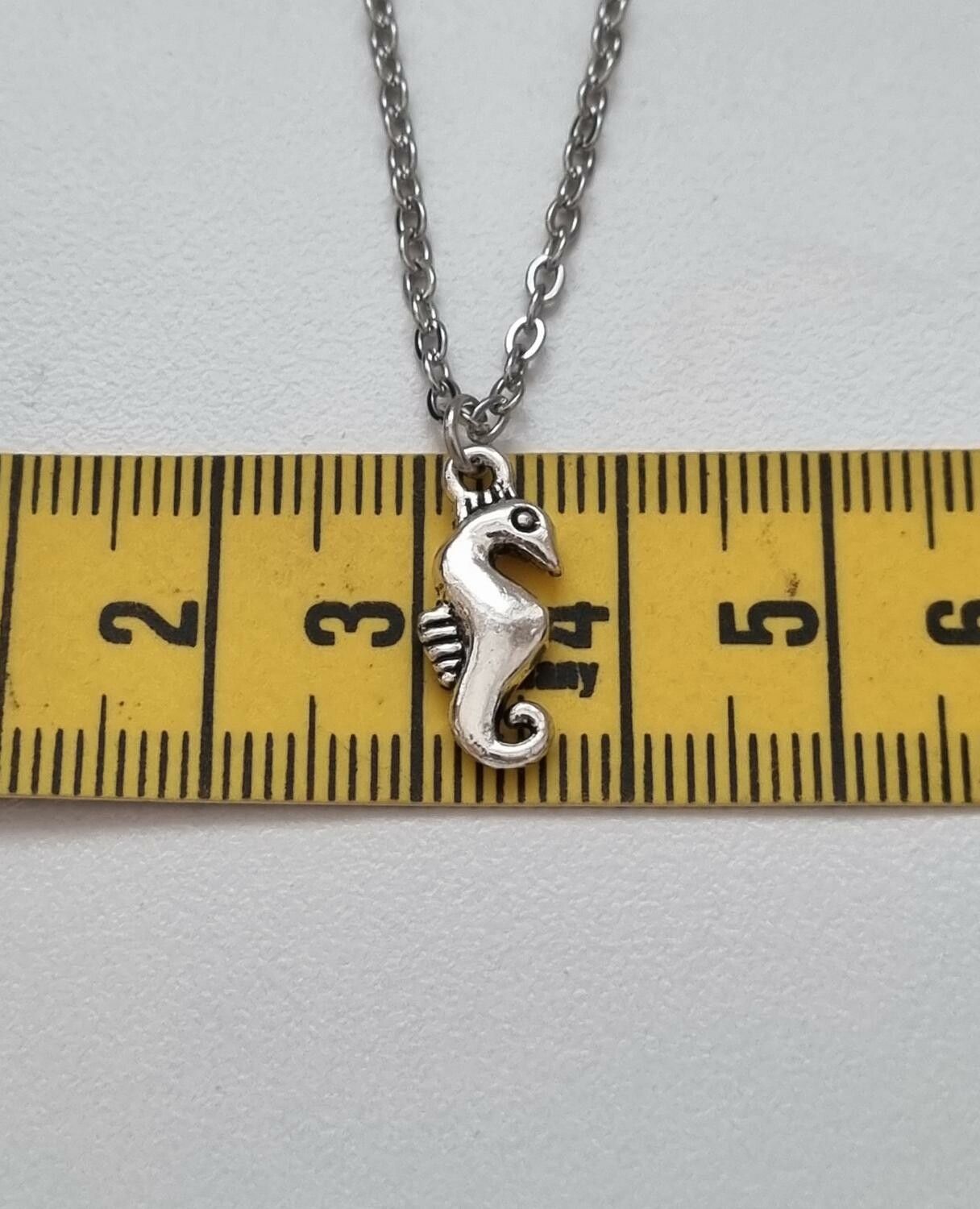 Halsband med sjöhästberlock, sjöhäst (45 cm långt halsband)